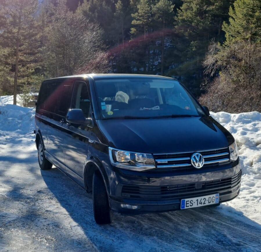 volkswagen-transporter-9-places-tranferts-hotels-transport-medical